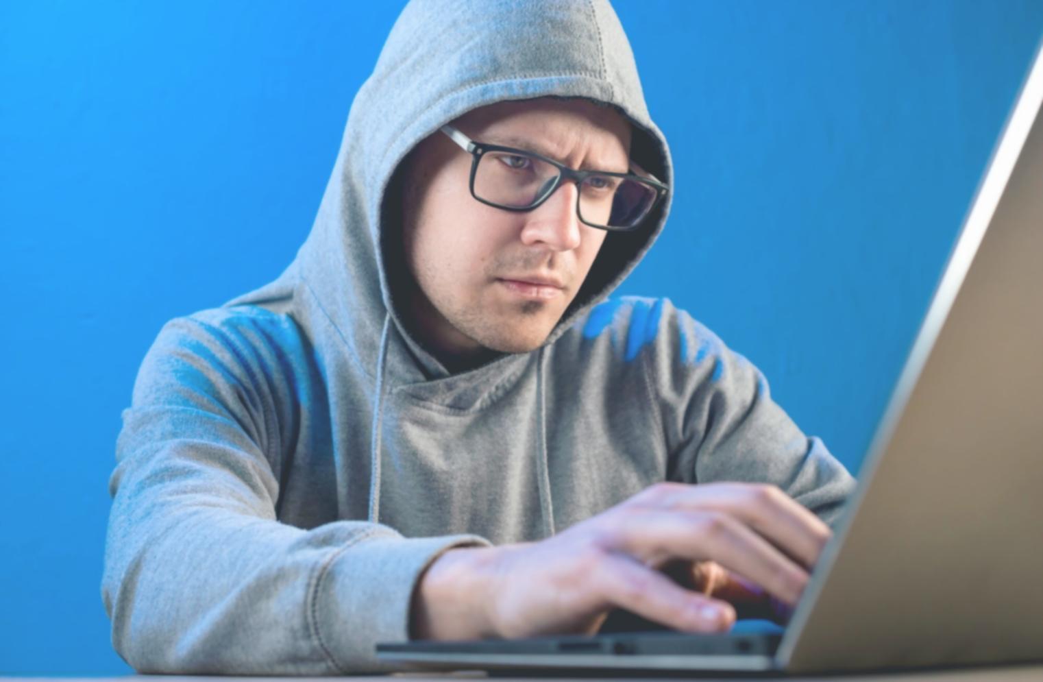 Estudiante trabajando con análisis de datos financieros